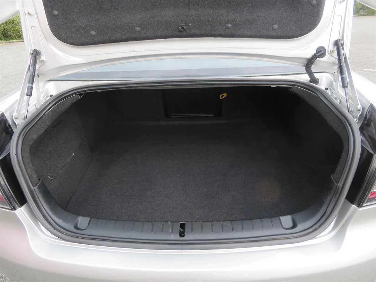 HOLDEN VE COMMODORE SEDAN REAR BOOT BEAVER INNER PANEL TRIM # 92251455 - Image 2