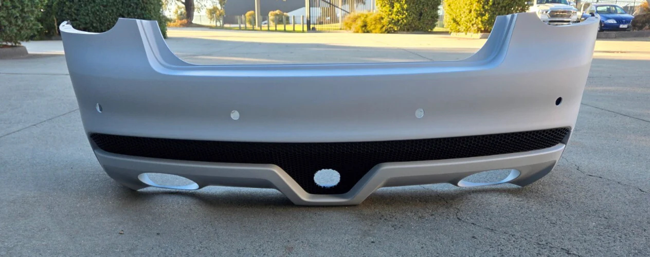 HSV VE E1 GTS CLUBSPORT R8 SENATOR W427 REAR BUMPER BAR FASCIA GENUINE 92196515